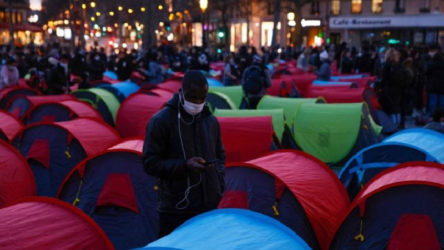 Göçmenler ve evsizler Paris Valiliği'nin önünde çadır kurdu: Çocukların yeri sokak değil okul!