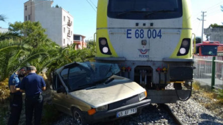 Manisa'da yolcu treni otomobille çarpıştı