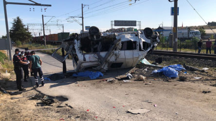 Tekirdağ Ergene'de yük treni, işçi servisine çarptı; 6 kişi yaşamını yitirdi
