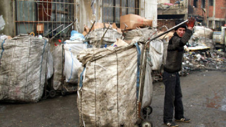 Ankara'da atık kağıtları toplayan işçilere gözaltı
