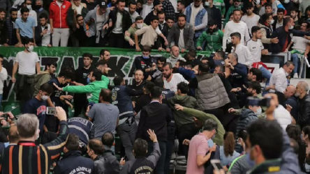 Bursaspor-Beşiktaş maçında taraftarlar birbirine girdi