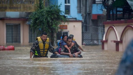 Nepal'i vuran sel ve heyelanda bilanço artıyor