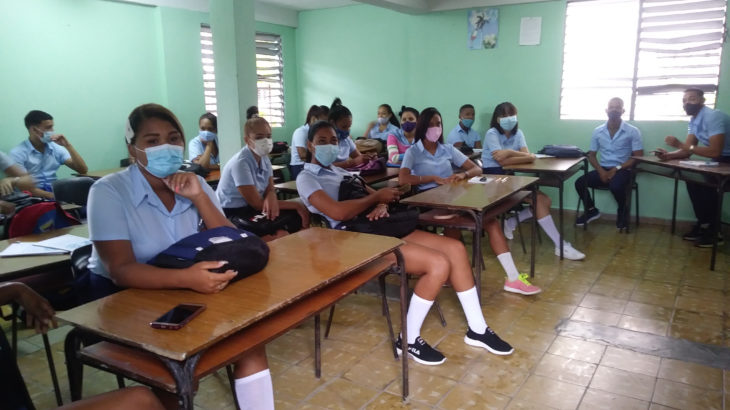 Küba'nın yerli aşı üretimi ve aşılama başarısı: Yüz yüze eğitime geçildi