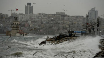 İstanbul'da yaşanan fırtına nedeniyle 2 kişi yaşamını yitirdi, 9 kişi yaralandı