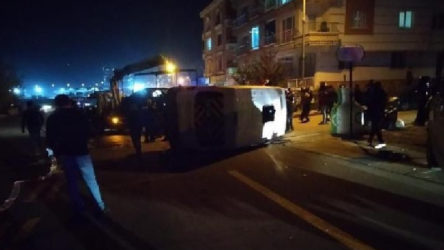 Ankara'da öğrenci servisi, otomobilin çarpmasıyla devrildi: Çok sayıda yaralı