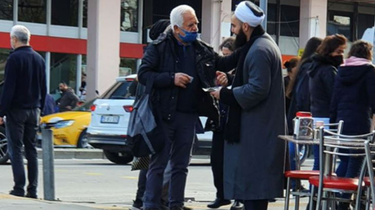 İzmir'de gericiler sokak sokak dolaşarak yılbaşı bildirisi dağıttı