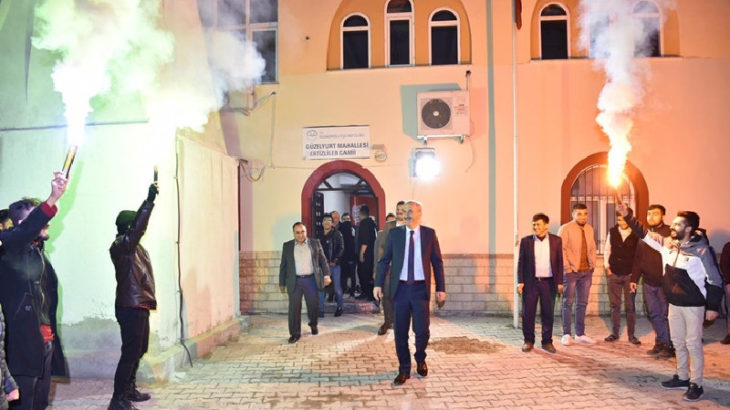 AKP camide: Flamalı, meşaleli toplantı