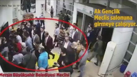 CHP'li Mersin Belediye'sinin meclisini basmak isteyen AKP'lilere kapıyı polisler açtı