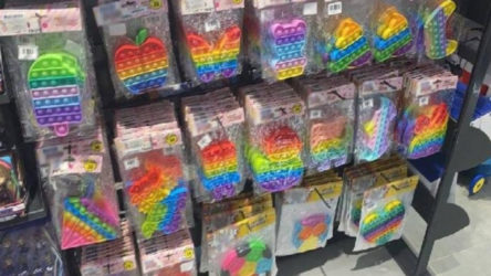 Gökkuşağı renkli oyuncaklar 'İslami' olmadığı gerekçesiyle toplatıldı