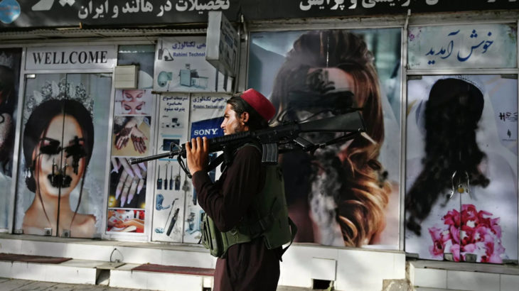 Taliban, Kabil'de billboardlardaki fotoğrafları silmeye başladı