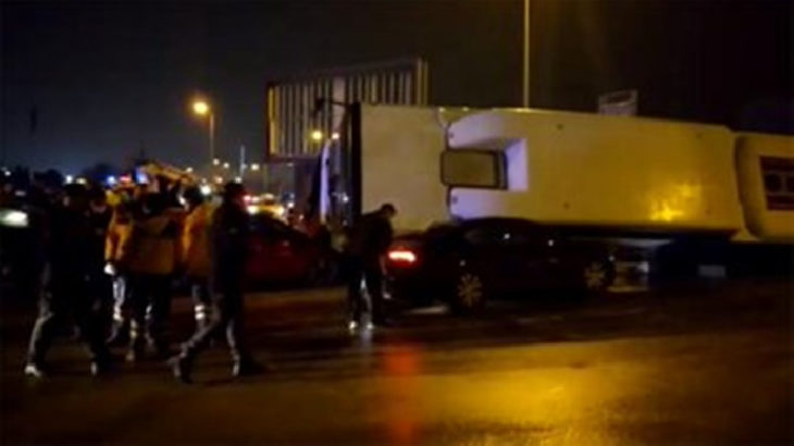 Ankara'da belediye otobüsü devrildi: Yaralılar var