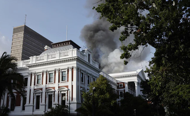 Güney Afrika parlamentosunda yangın