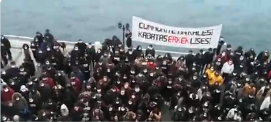 Atatürk portresine saldırıya Kabataş Erkek Lisesi öğrencilerinden Gençliğe Hitabe'li protesto