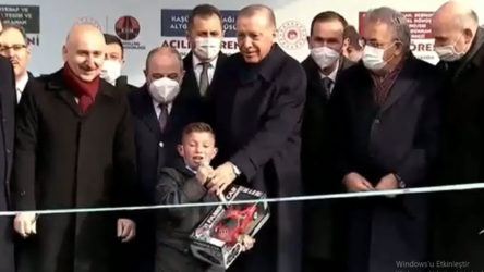 Erdoğan'ın elinden mikrofonu alan çocuk Kılıçdaroğlu'na 'hain' dedi