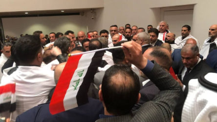 Irak'ta yeni meclisin ilk oturumunda vekiller birbirine girdi