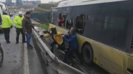 İETT otobüsü Sefaköy'de kaza yaptı, yolcular camları kırarak çıktı