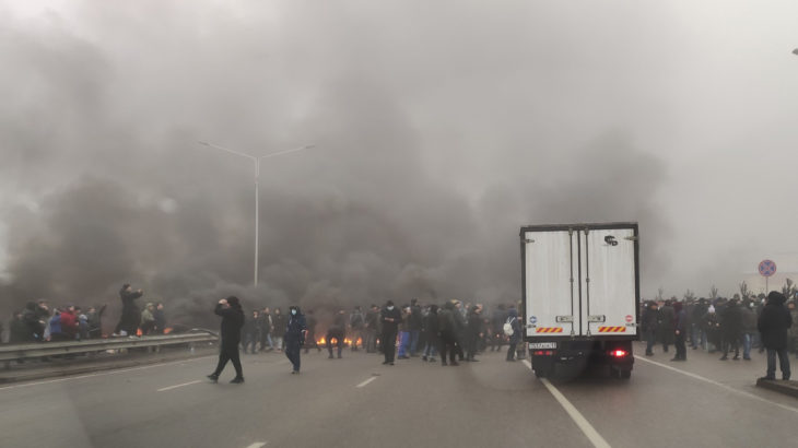 Kazakistan'da eylemler büyüyor: Cumhurbaşkanlığı Konutu ateşe verildi