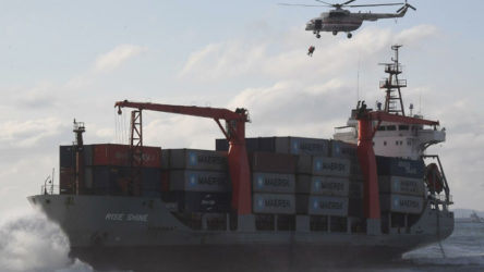 Rus kargo gemisi Manş Denizi'nde durduruldu, mürettebatı gözaltına alındı