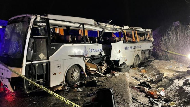 İBB'ye ait otobüs kaza yaptı: Ölü ve yaralılar var