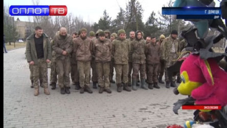 Esir alınan askerler, Ukrayna ordusunun öldürdüğü çocukların anıtına götürüldü