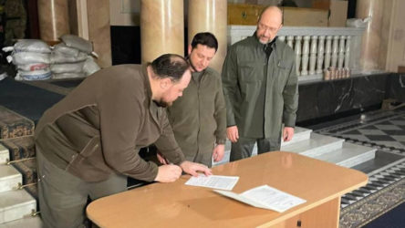 Zelenski, Ukrayna'nın AB'ye üyelik başvuru dilekçesini imzaladı