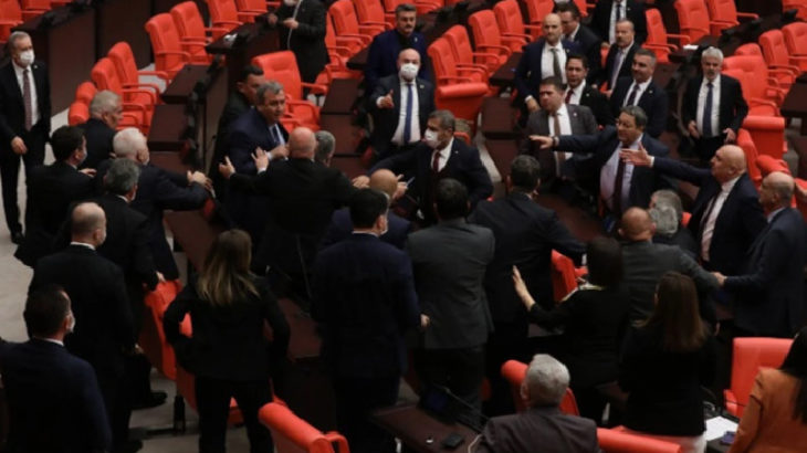 Meclis’te tansiyon yükseldi: CHP sıralarına yürüdüler
