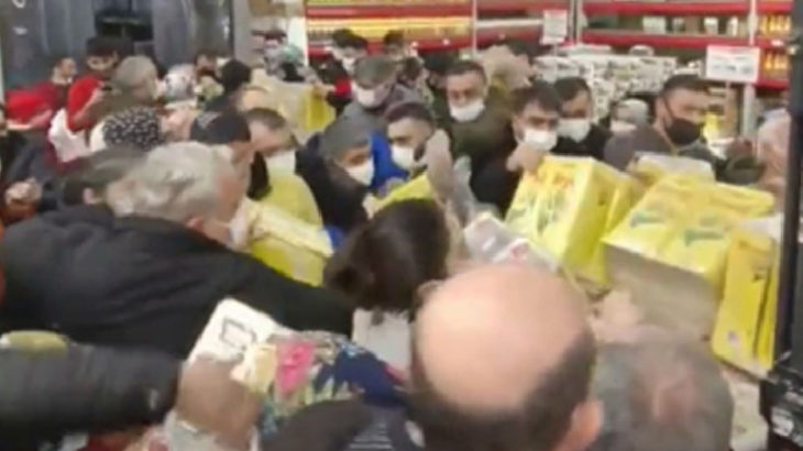 VİDEO | Zam gelmeden yağ almak isteyenler marketlerde izdihama yol açtı