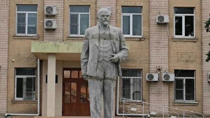 Ukrayna yönetimi kaldırmıştı: Lenin'in heykeli tekrar yerleştirildi