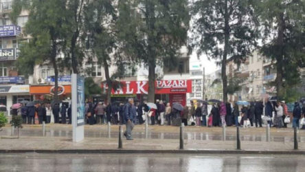 İzmir'de yağmurun altında askıda ekmek kuyruğu