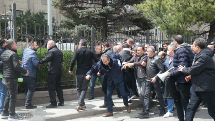 Mülakat ayrımcılığına karşı çıkan TCDD işçilerine polis müdahalesi