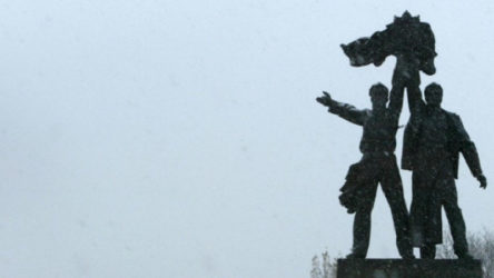Kiev, Ukrayna-Rusya dostluğu anısına yapılan Sovyet anıtını yıktı