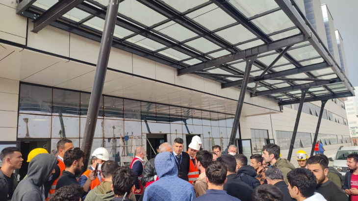 İzmir Şehir Hastanesi şantiyesinde çalışan yüzlerce inşaat işçisi direnişe geçti