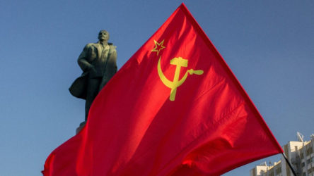 Almanya'da faşizme karşı zaferin 77. yılında Sovyet bayrağı yasağı