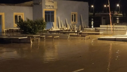 Gemerek'te sel: Şehirlerarası yol ulaşıma kapandı