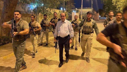 Sadr yanlılarının Meclis baskından sonra Maliki silahla poz verdi