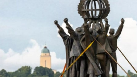 Finlandiya, Sovyetler Birliği'nin hediyesi 'Dünya Barışı' heykelini söktü