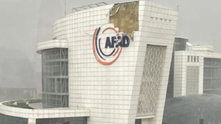 Ankara'daki fırtınada AFAD binasının duvarları uçtu