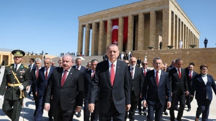 'Zafer Bayramı' törenini AKP mitingine çevirdiler
