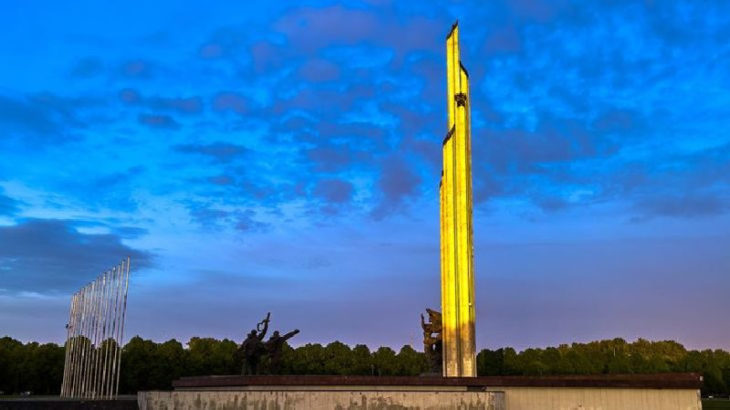 Letonya, Kızıl Ordu'nun Nazilere karşı kazandığı zaferi sembolize eden anıtı kaldıracak
