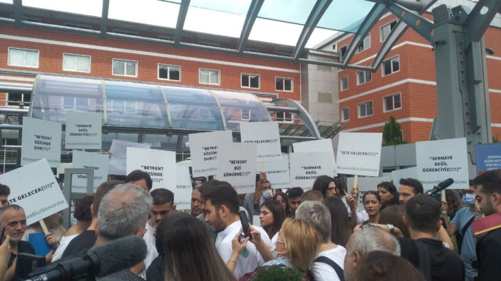 Beykent Üniversitesi'nde öğrenciler fahiş zamlara karşı eylemde