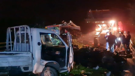 Bursa'da tarım işçilerini taşıyan kamyonet ile kamyon çarpıştı: 1 ölü, 5 yaralı