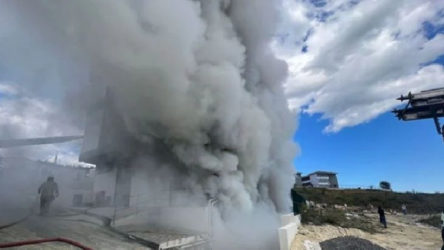 Arnavutköy'de fabrikada yangın: İşçiler mahsur kaldı