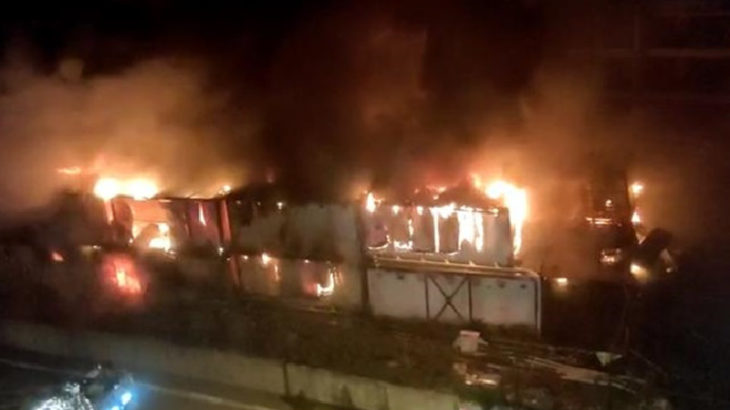 TOKİ şantiyesinde, işçilerin kaldığı konteynerlerde yangın çıktı