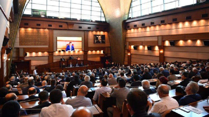 İBB Meclisi'nde, AKP'li üyeden CHP'li başkana küfür
