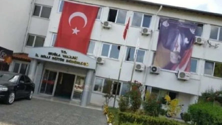 Atatürk posterini İl Milli Eğitim Müdürlüğü binasına ters astılar