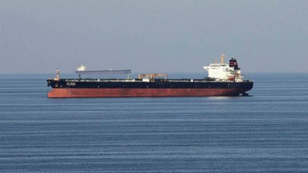 İran, 400 bin litre kaçak akaryakıt taşıyan 5 gemiye el koydu