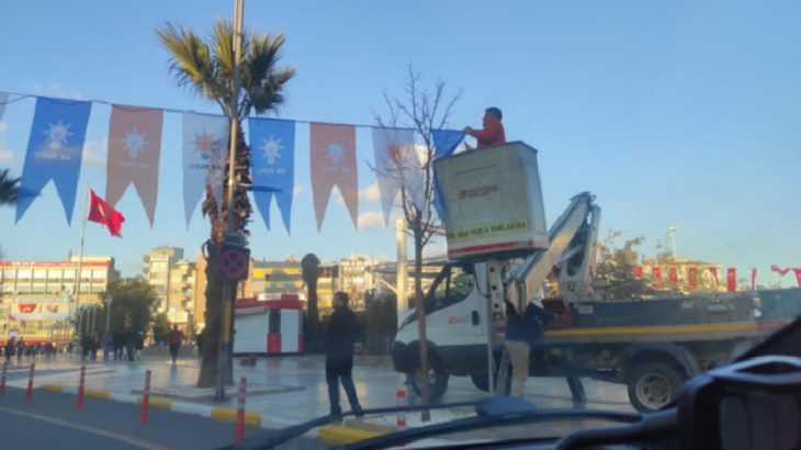 Elektrik dağıtım şirketi kent meydanına AKP'nin bayraklarını astı