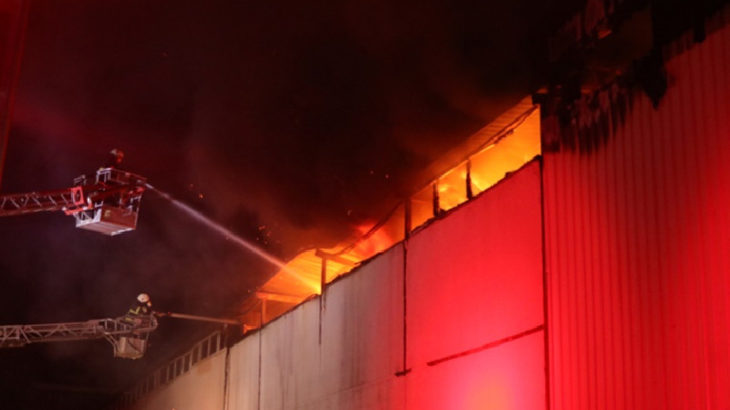 Burdur'da fabrikada yangın: 4 işçi dumandan etkilendi