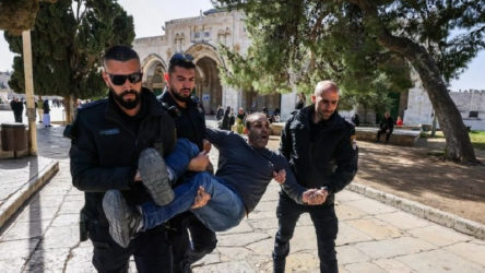 İsrail polisi Mescid-i Aksa'ya saldırdı: 350'den fazla Filistinli gözaltında