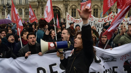 Fransa'da tartışmalı emeklilik reformu yasalaştı